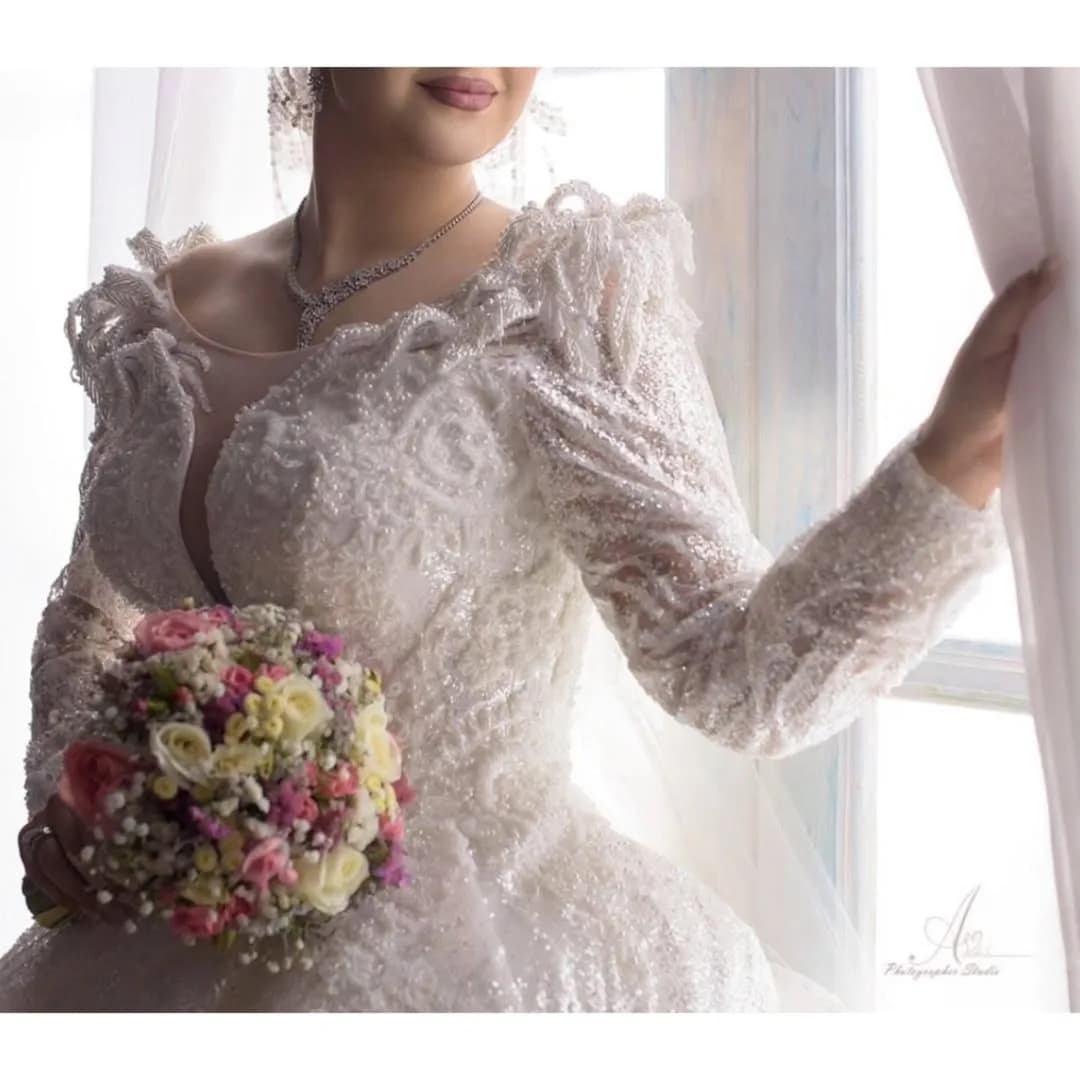 لباس عروس شاین سرمهدوزی، رنگ سفید، جنس توری، طرح گلدوزی، بلند، یقه خشتی، آستین بلند