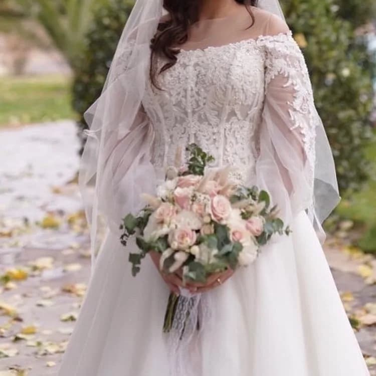 لباس عروس سایز ۴۲ تا ۴۴، رنگ سفید، جنس توری، طرح گلدوزی، بلند، یقه قایقی، آستین پفی
