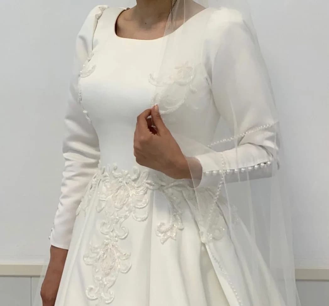 لباس عروس ساتن آمریکایی سایز ۳۶ تا ۴۰، رنگ سفید، جنس توری، طرح گلدوزی، بلند، یقه گرد، آستین بلند