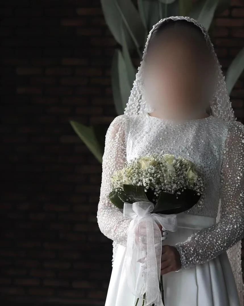 لباس عقد گلدوزی شده سایز ۳۸، رنگ سفید، جنس توری، بلند، یقه گرد، آستین بلند