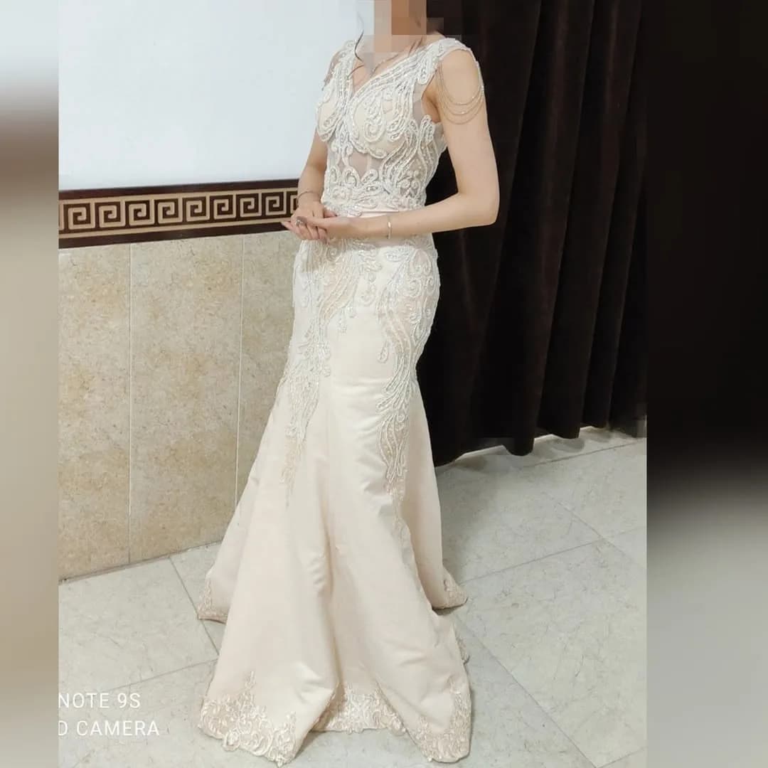 پیراهن مجلسی ملیلهکاری سایز ۳۸-۴۰، رنگ سفید و کرم، جنس ساتن و تور، طرح گلدوزی، بلند، یقه هفت، آستینحلقه، جذب
