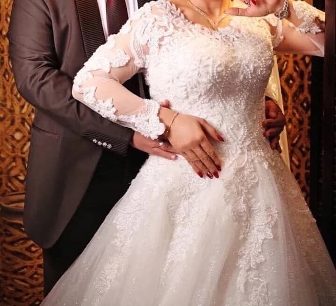 لباس عروس آستین جدا شدنی، رنگ سفید، جنس توری، طرح گلدوزی، بلند، یقه گرد، آستین بلند، پفدار