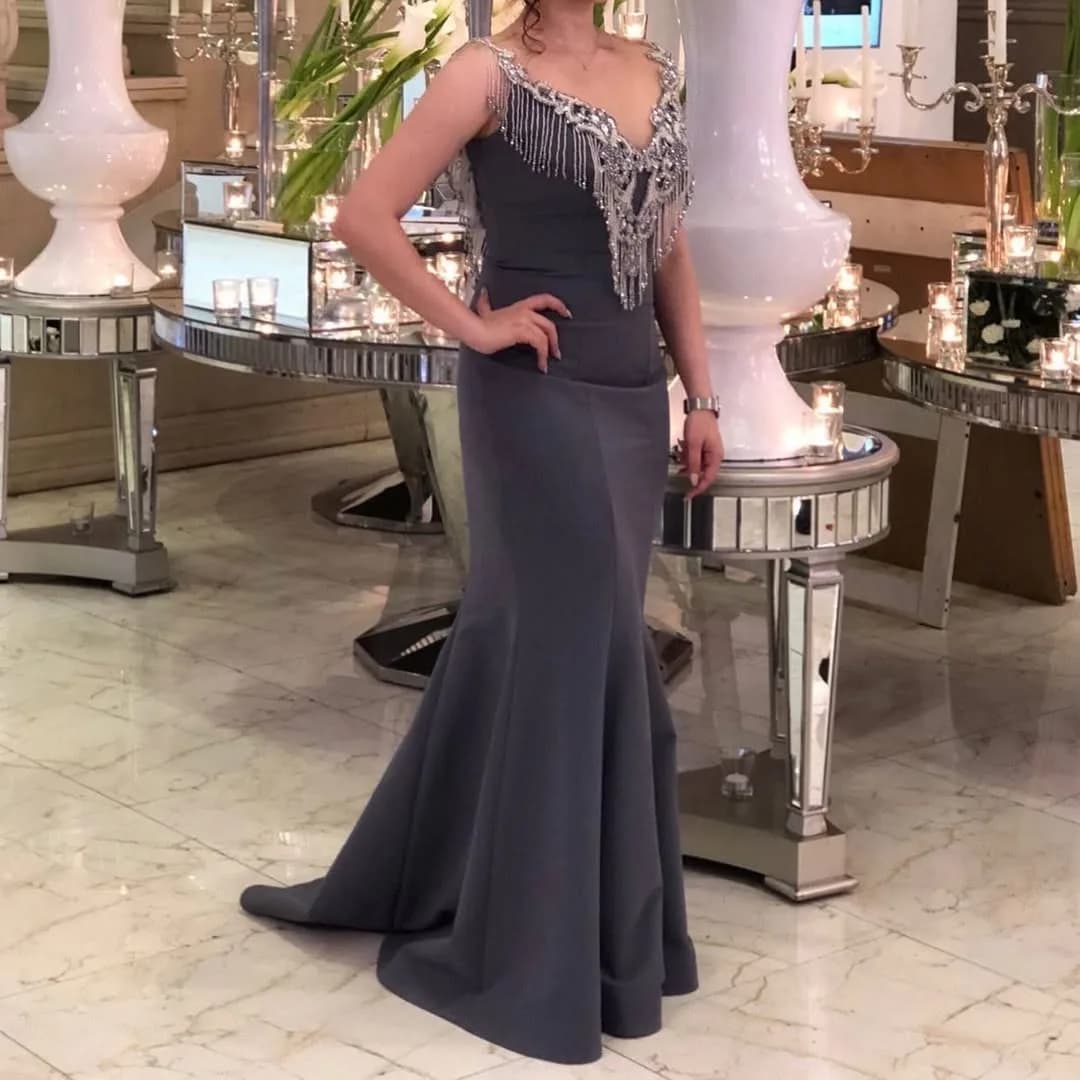 لباس شب سایز ۳۴ تا ۳۶ Sempre Collection، رنگ خاکستری تیره و نقرهای، طرح گلدوزی، بلند، دکلته، جذب، دمماهی