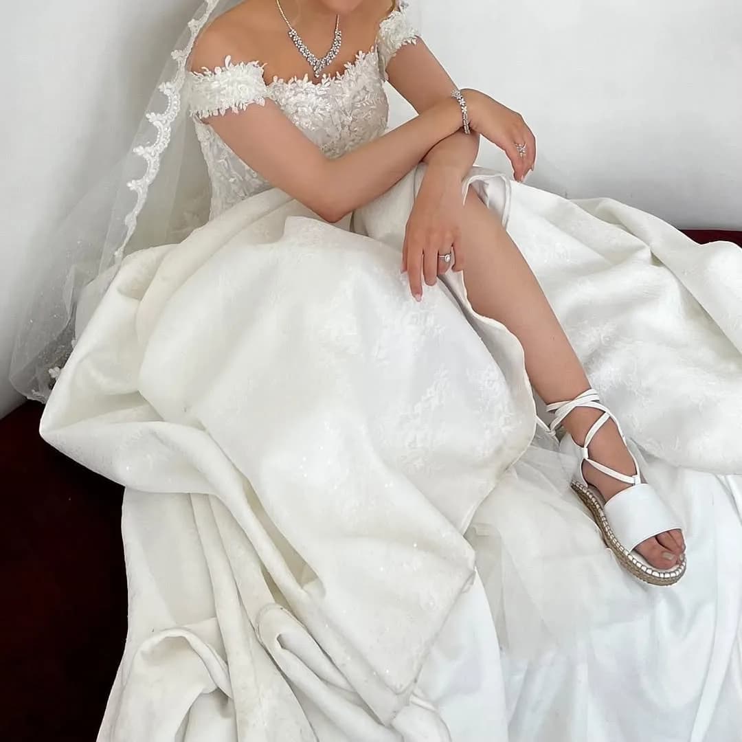 لباس عروس سایز ۳۸ با کت مزون هستی، رنگ سفید، جنس ساتن، بلند، یقه دکلته، پفدار