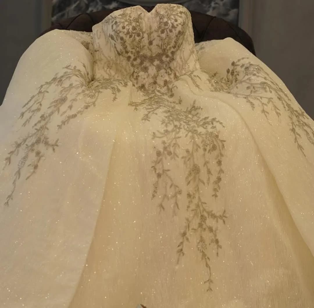 لباس عروس سایز ۳۸ تا ۴۲ — رنگ شیری — نمای روبهرو — دکلته