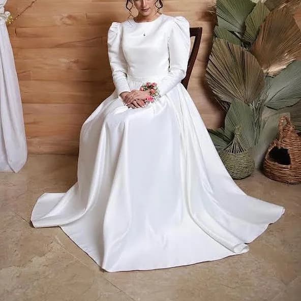 لباس عروس سایز ۳۶، رنگ سفید، جنس ساتن، بلند، آستین بلند، پفی