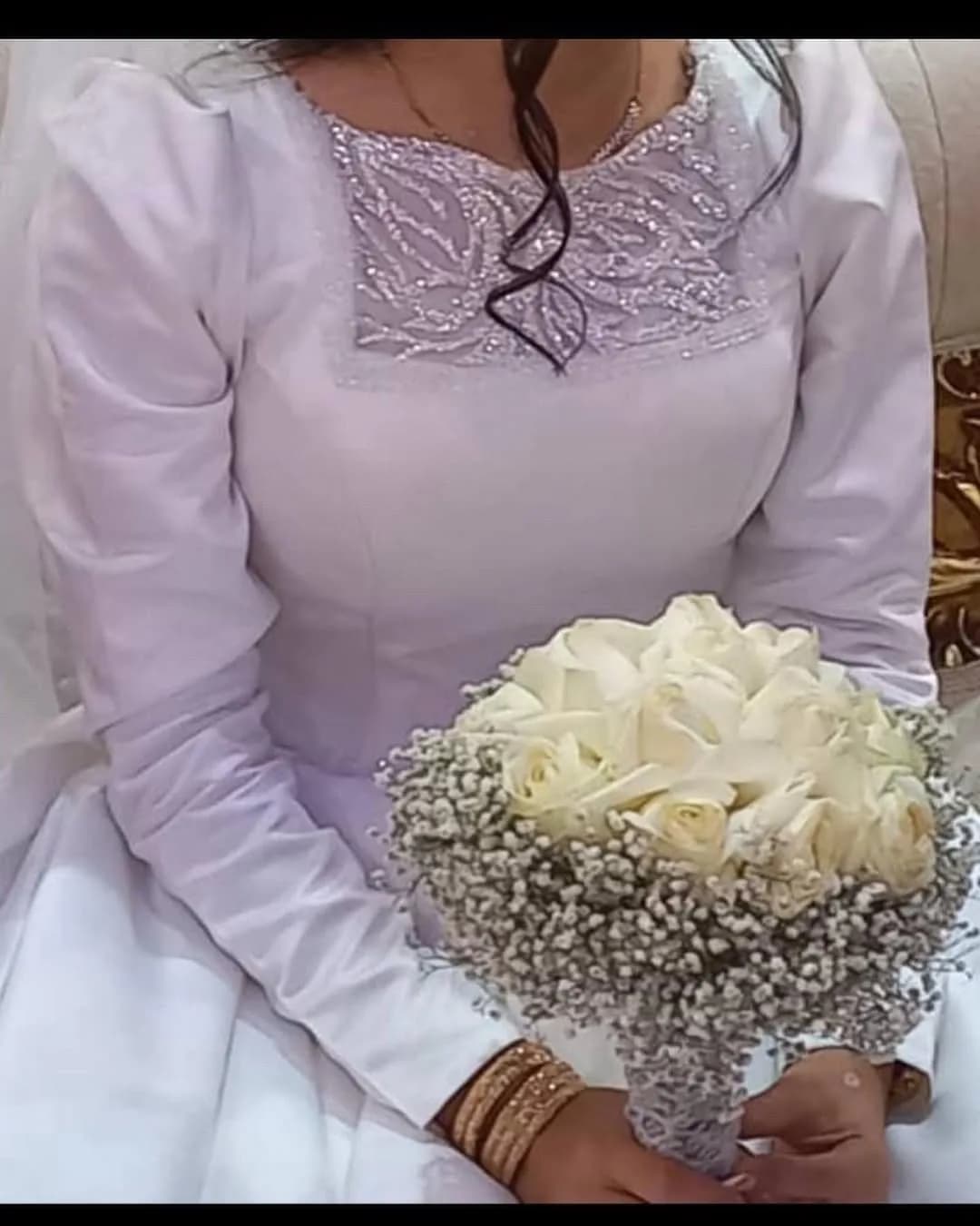 لباس عروس دنبالهدار سایز ۳۴ تا ۳۸، رنگ سفید، طرح گلدوزی، بلند، یقه گرد، آستین بلند