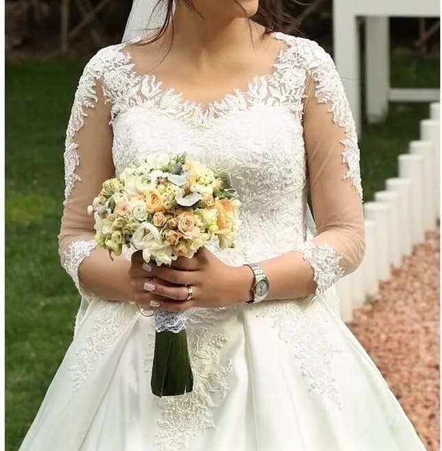 لباس عروس دانتل و ساتن با ژپون، رنگ سفید، جنس تور، طرح گلدوزی، بلند، یقه قایقی، آستین بلند