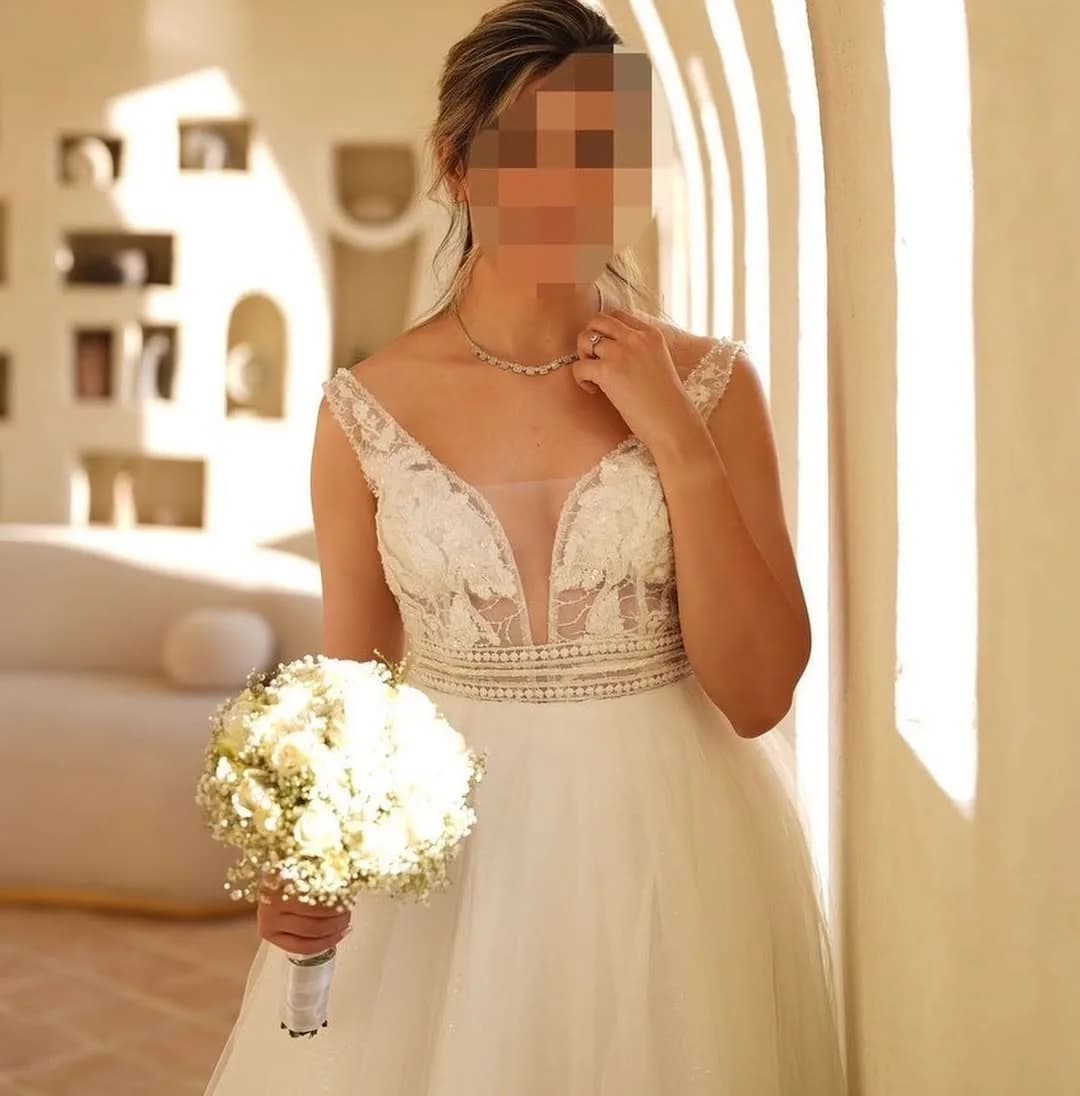 لباس عروس دست دوم تور شایندار، رنگ سفید، جنس تور و حریر، طرح گلدار، بلند، یقه هفت، آستینحلقه، جذب