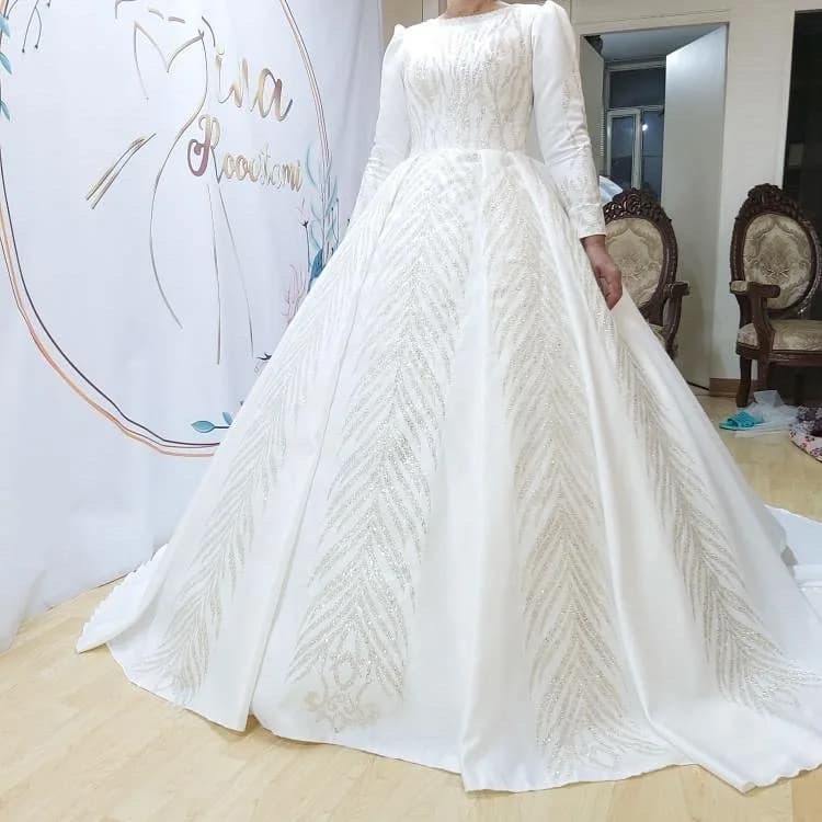 لباس عروس ساتن با تور سر و ژپون، رنگ سفید، طرح گلدوزی، بلند، یقه گرد، آستین بلند