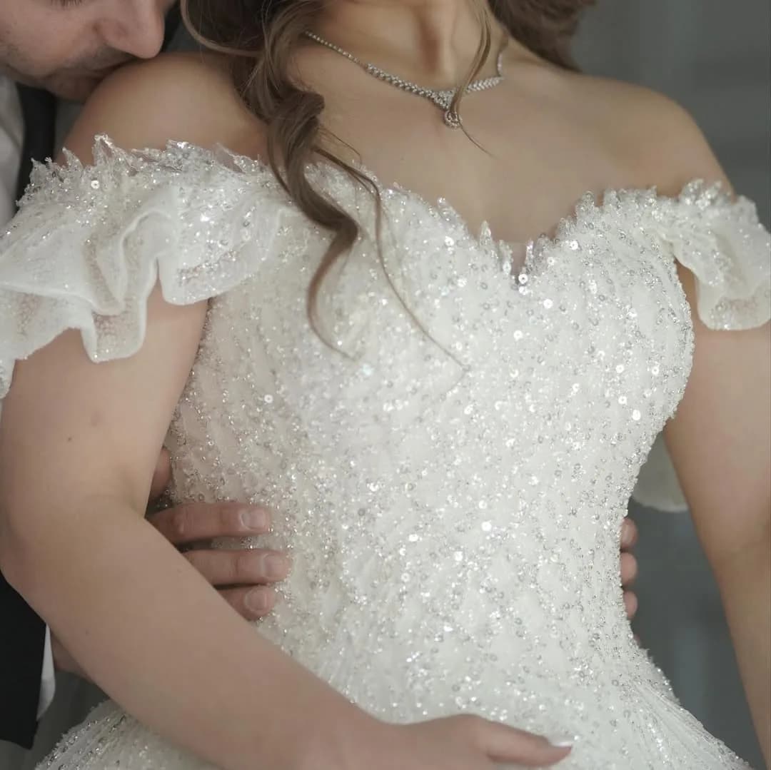 لباس عروس پلین سایز ۳۶ تا ۳۸، رنگ سفید، طرح گلدوزی، بلند، دکلته، آستین کوتاه