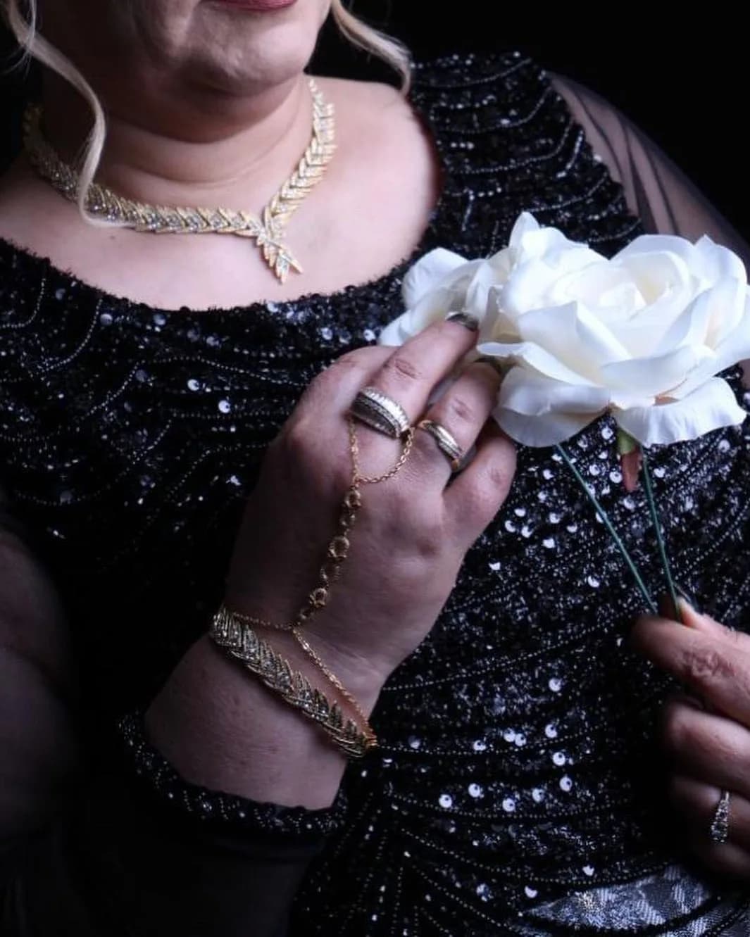 لباس مجلسی سایز ۴۴ تا ۴۶ — رنگ مشکی — نمای جزئیات — آستین شفاف