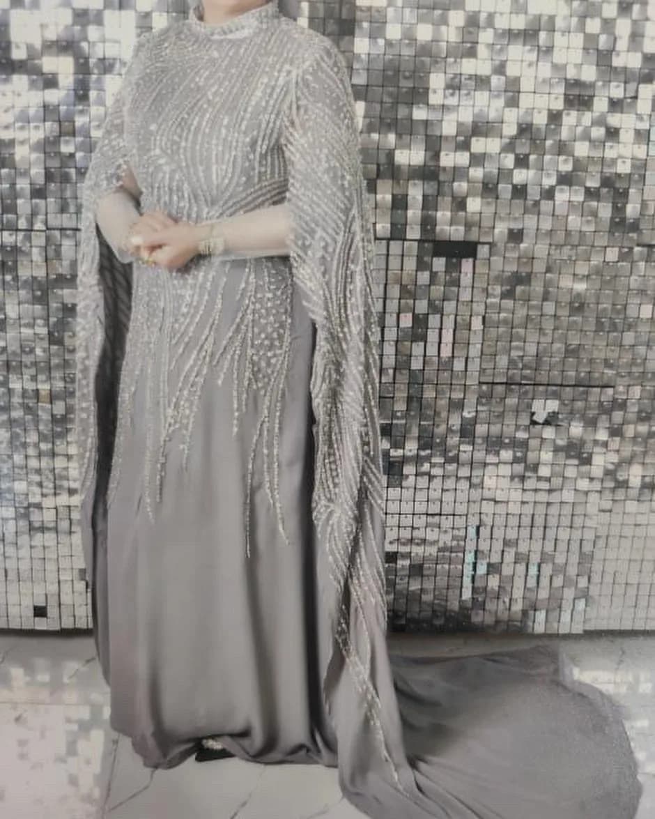 پیراهن مجلسی مزوندوز سایز ۴۶، رنگ خاکستری و نقرهای، جنس ساتن و توری، طرح گلدوزی، بلند، یقه بسته، آستین شنل