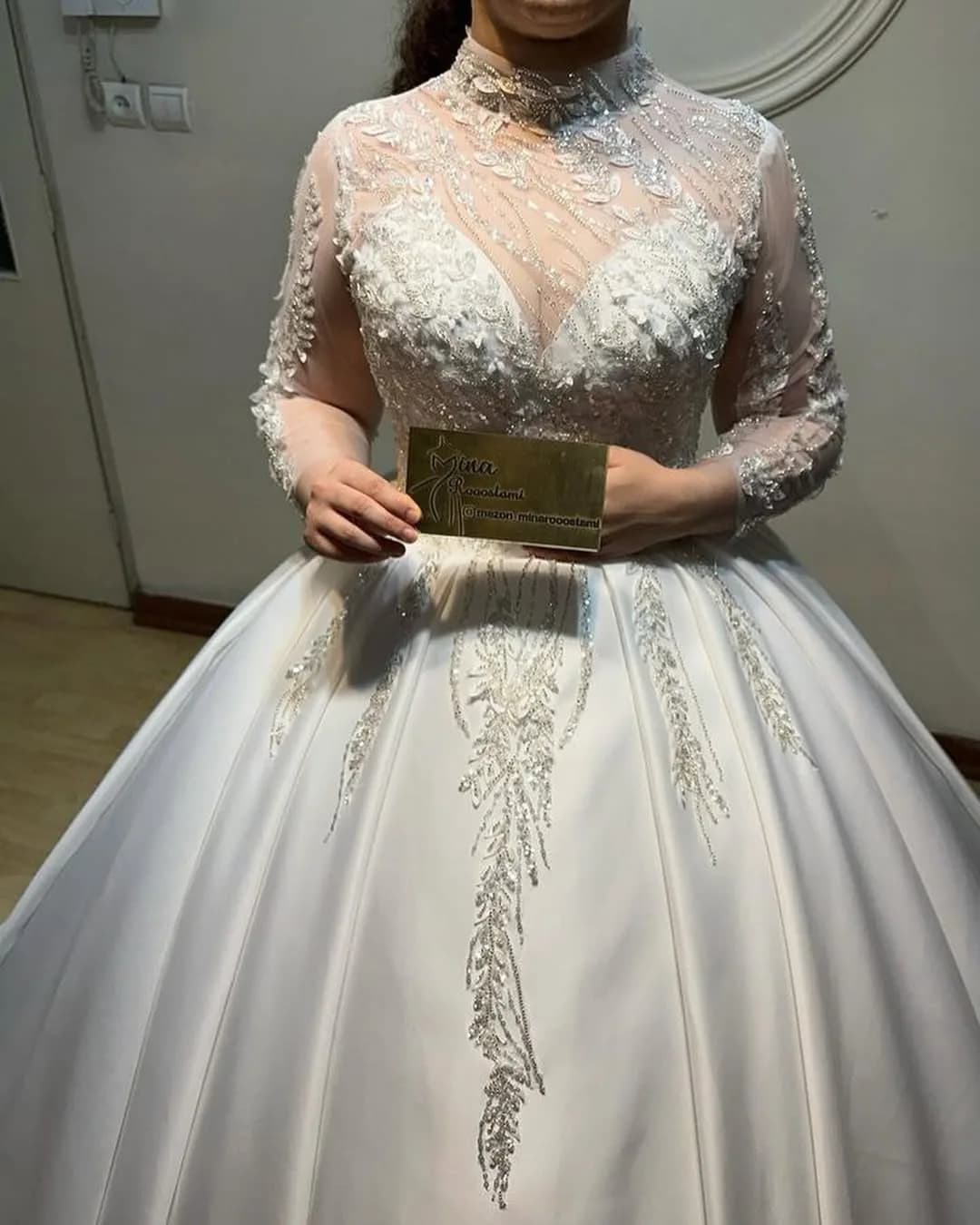 لباس عروس ساتن آمریکایی جواهردوزی، رنگ سفید، جنس توری، طرح گلدوزی، بلند، یقه بلند، آستین بلند