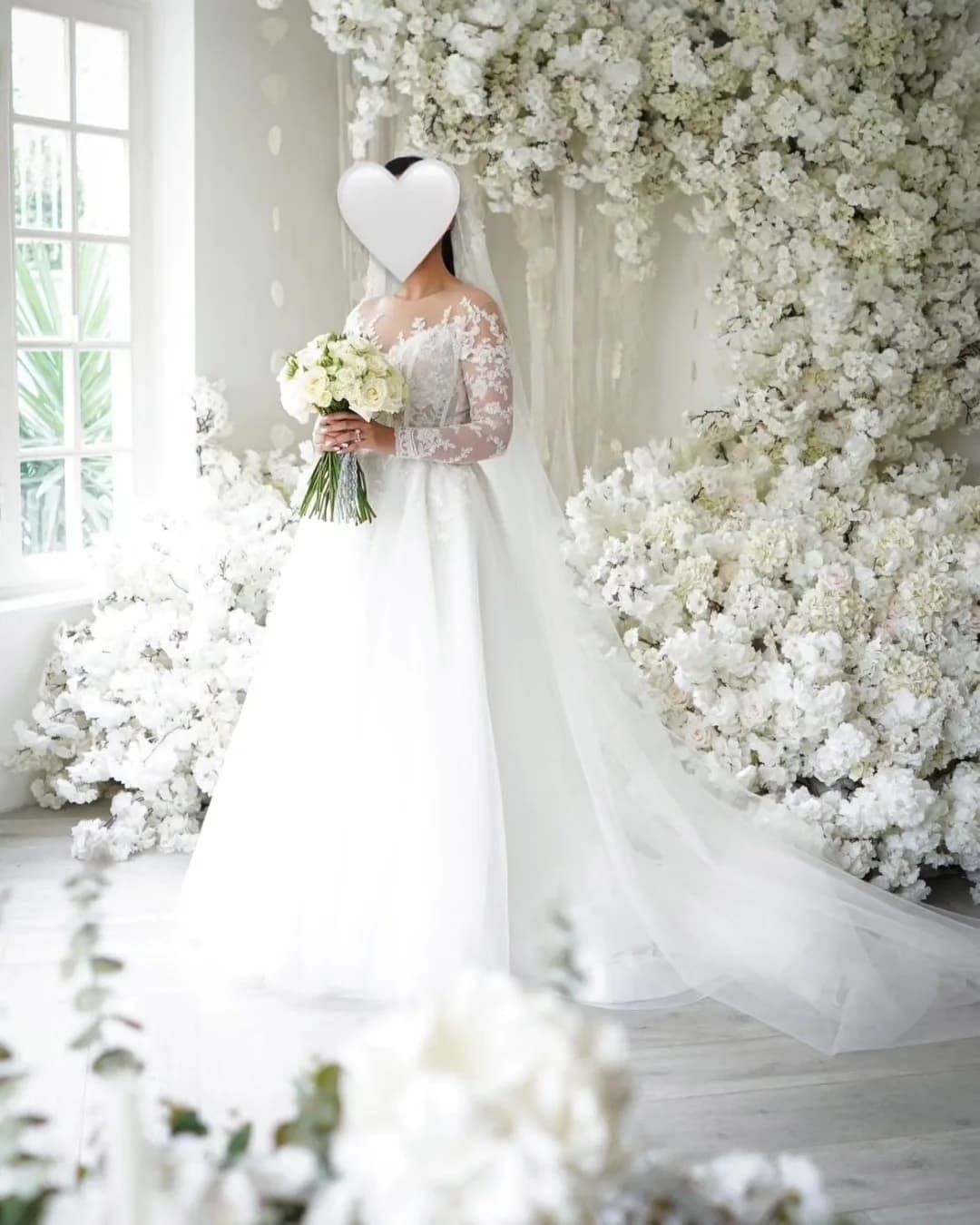 لباس عروس دانتل فرانسه سایز ۳۸ تا ۴۰، رنگ سفید، جنس تور و ساتن، طرح گلدوزی، بلند، یقه گرد، آستین بلند، جذب