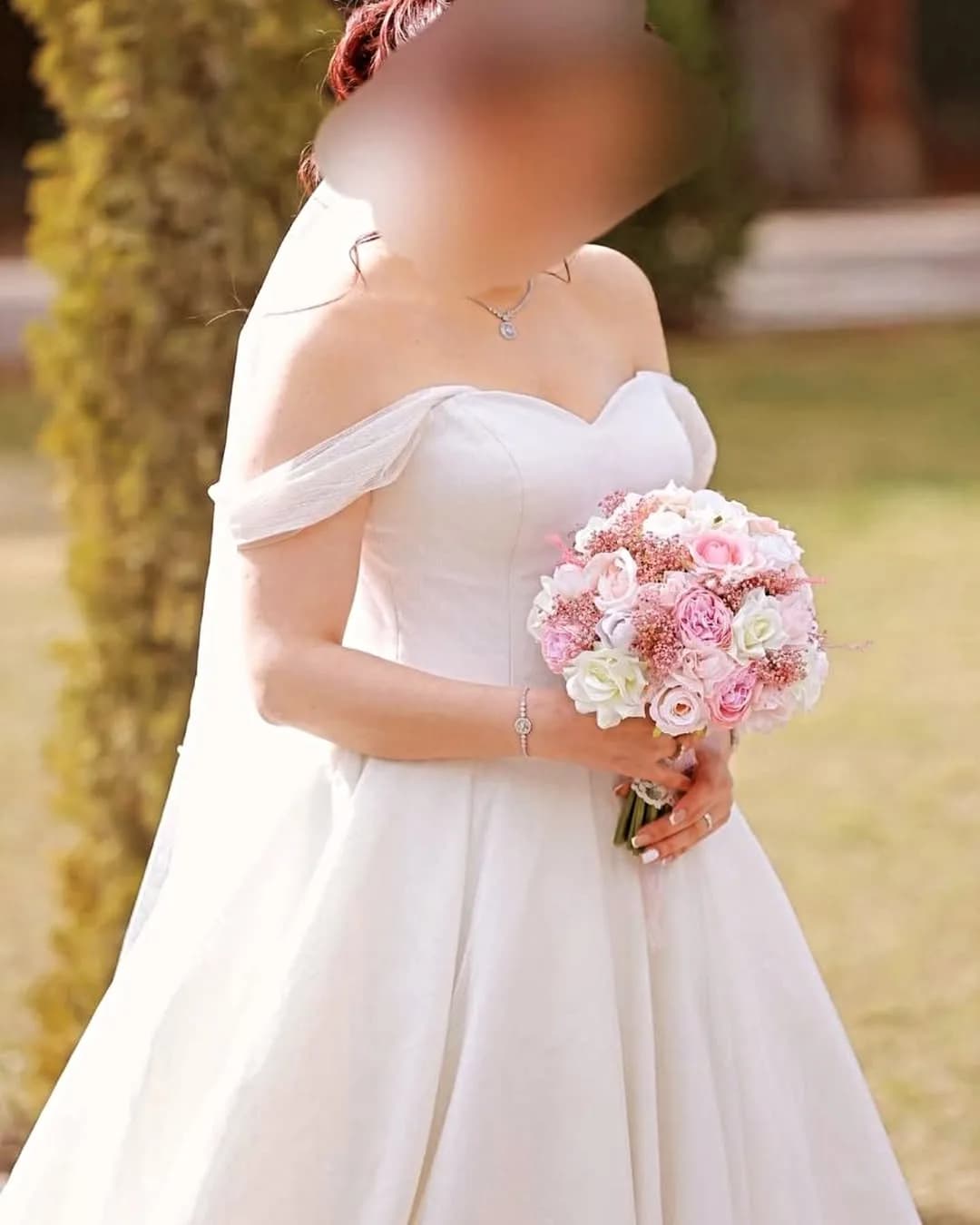 لباس عروس سایز ۳۸ تا ۴۰، رنگ سفید، بلند، یقه دکلته، آستین کوتاه، پفدار