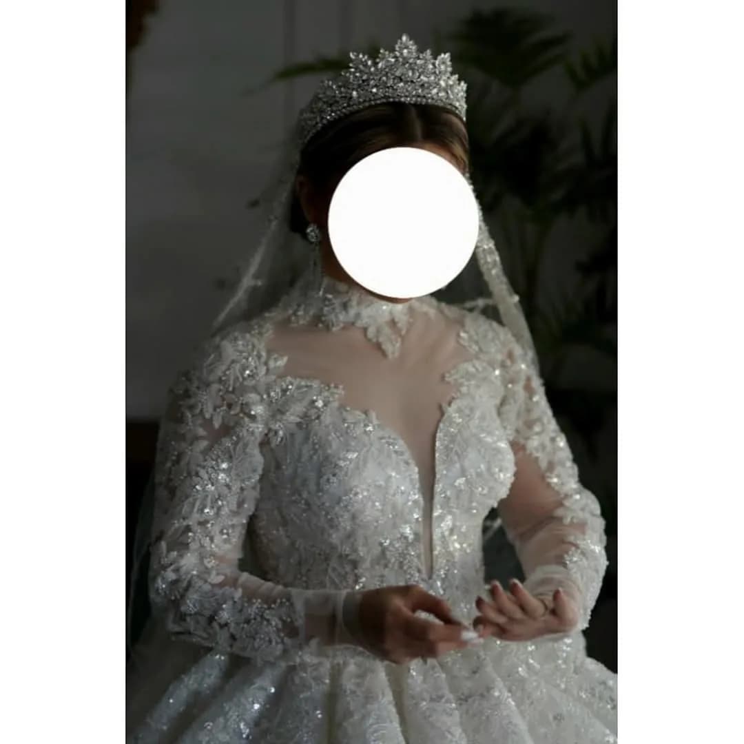 لباس عروس شاین سنگدوزی سایز ۳۶ تا ۴۲، رنگ سفید، جنس توری، طرح گلدوزی، بلند، یقه بلند، آستین بلند