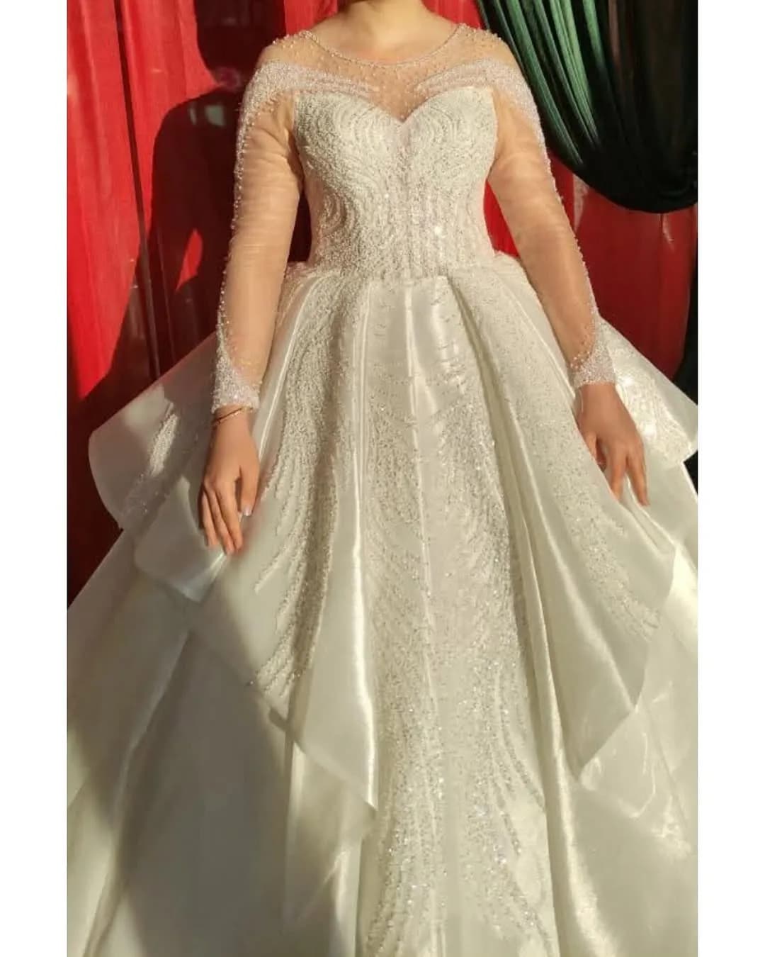 لباس عروس سایز ۳۸ تا ۴۴، رنگ سفید، جنس توری و ساتن، طرح سنگدوزی، بلند، یقه گرد، آستین بلند، پفدار