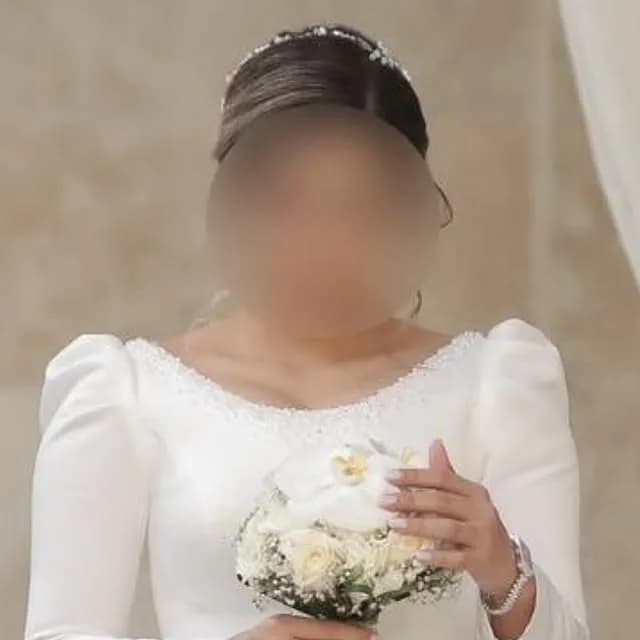 لباس عروس دو دامنه مدل ماهی سنگ و مرواریددوزی، رنگ سفید، جنس ساتن و تور، بلند، یقه گرد، آستینبلند، جذب