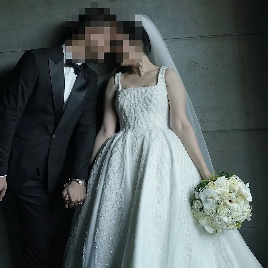 لباس عروس مزوندوز سایز ۳۶ تا ۴۰ مزون هستی، رنگ سفید، جنس ساتن و توری، طرح گلدوزی، بلند، یقه مربع، رکابی