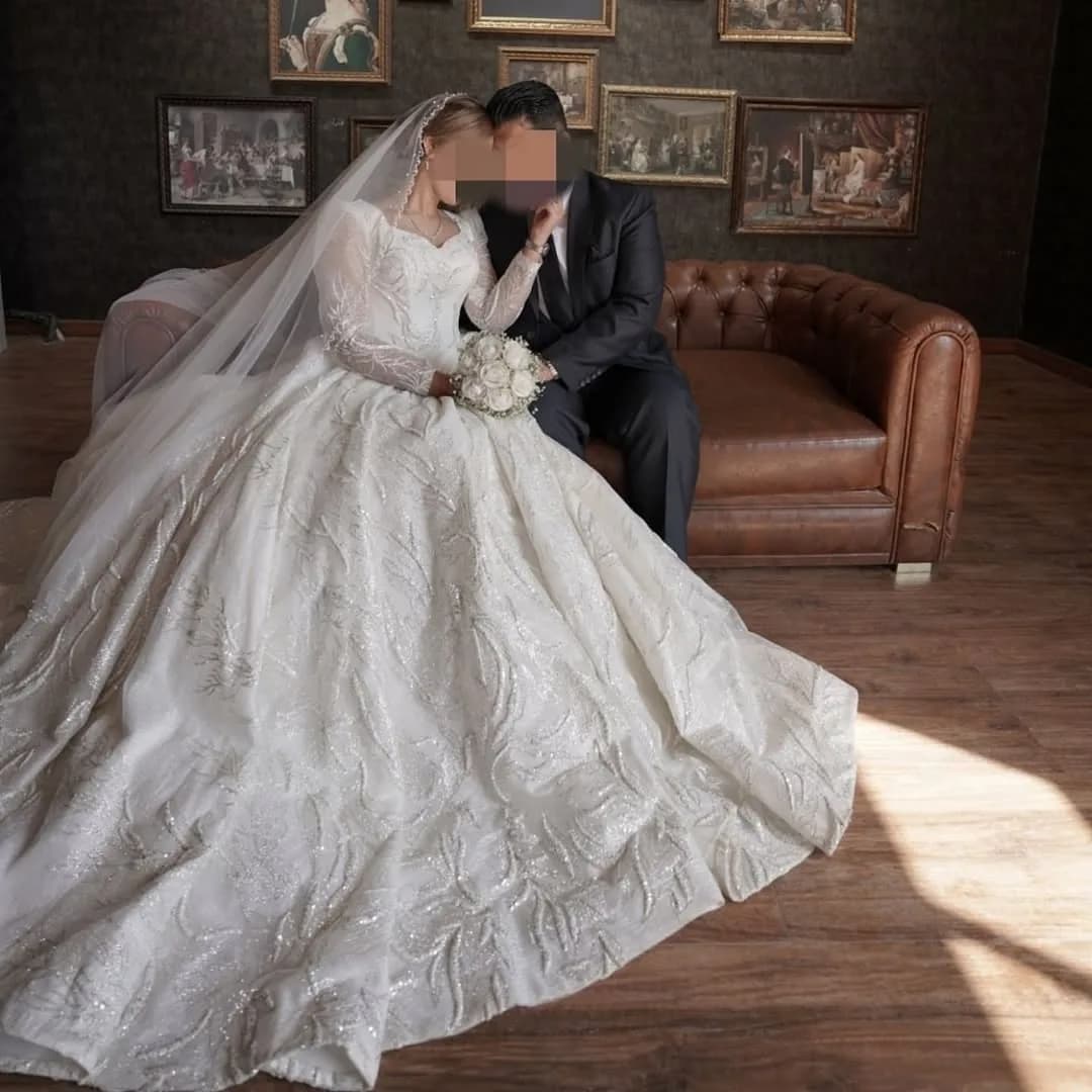 لباس عروس سایز ۳۶ تا ۴۴، رنگ سفید، جنس توری و ساتن، طرح گلدوزی، بلند، آستین بلند، پفدار