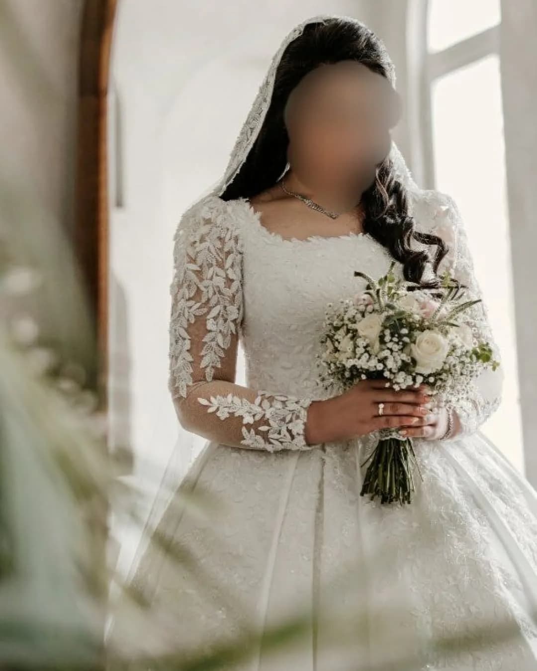 لباس عروس ساتن اتریشی، رنگ سفید، جنس گیپور و تور، طرح گلدار، بلند، یقه خشتی، آستین بلند، جذب