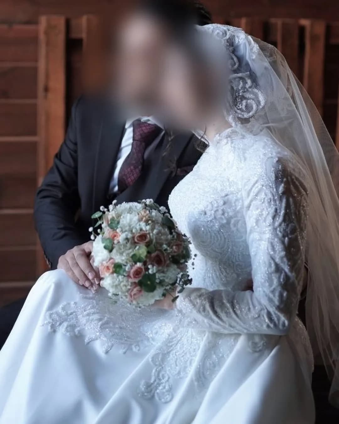لباس عروس ساتن فرانسه با دانتل — رنگ سفید — نمای جزئیات — دانتل منجوق