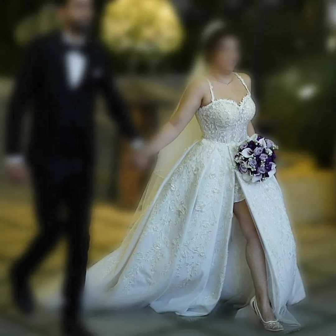 لباس عروس دانتل خارجی با تور سر، رنگ سفید، جنس ساتن و گیپور، طرح گلدار، بلند، یقه دکلته، بدون آستین، چاکدار