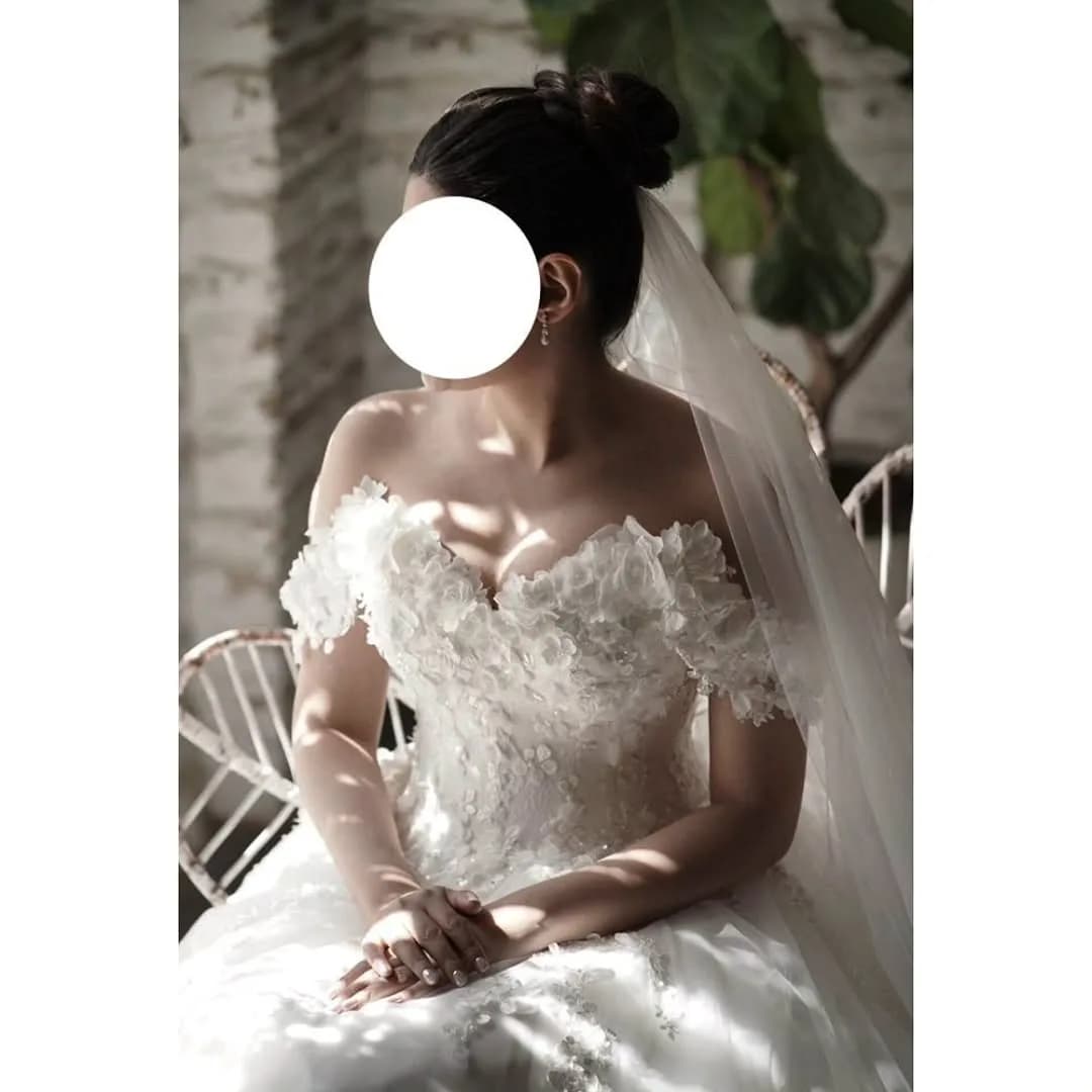 لباس عروس مدل ماهک، رنگ سفید، جنس توری، طرح گلدوزی، بلند، دکلته، آستین کوتاه