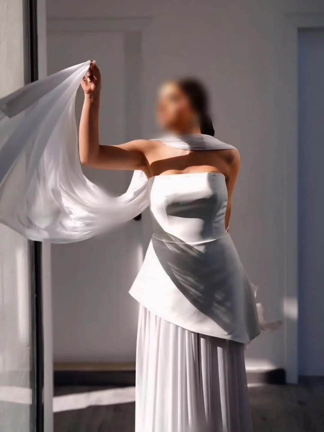 لباس عقد ساتن و حریر، رنگ سفید، بلند، بدون آستین، یقه صاف، جذب