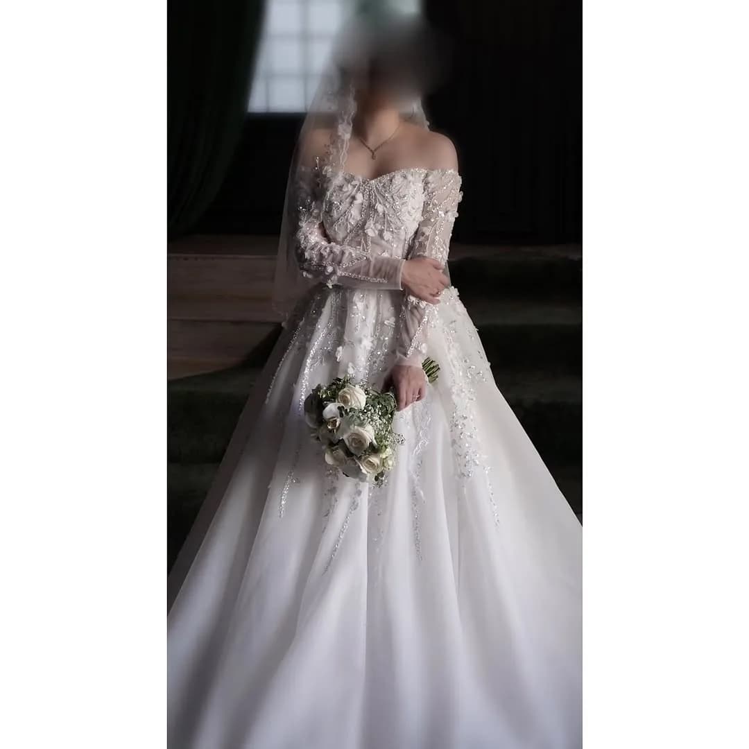 لباس عروس، رنگ سفید، جنس ساتن و تور، طرح گلدوزی، بلند، دکلته آستینبلند، پفی