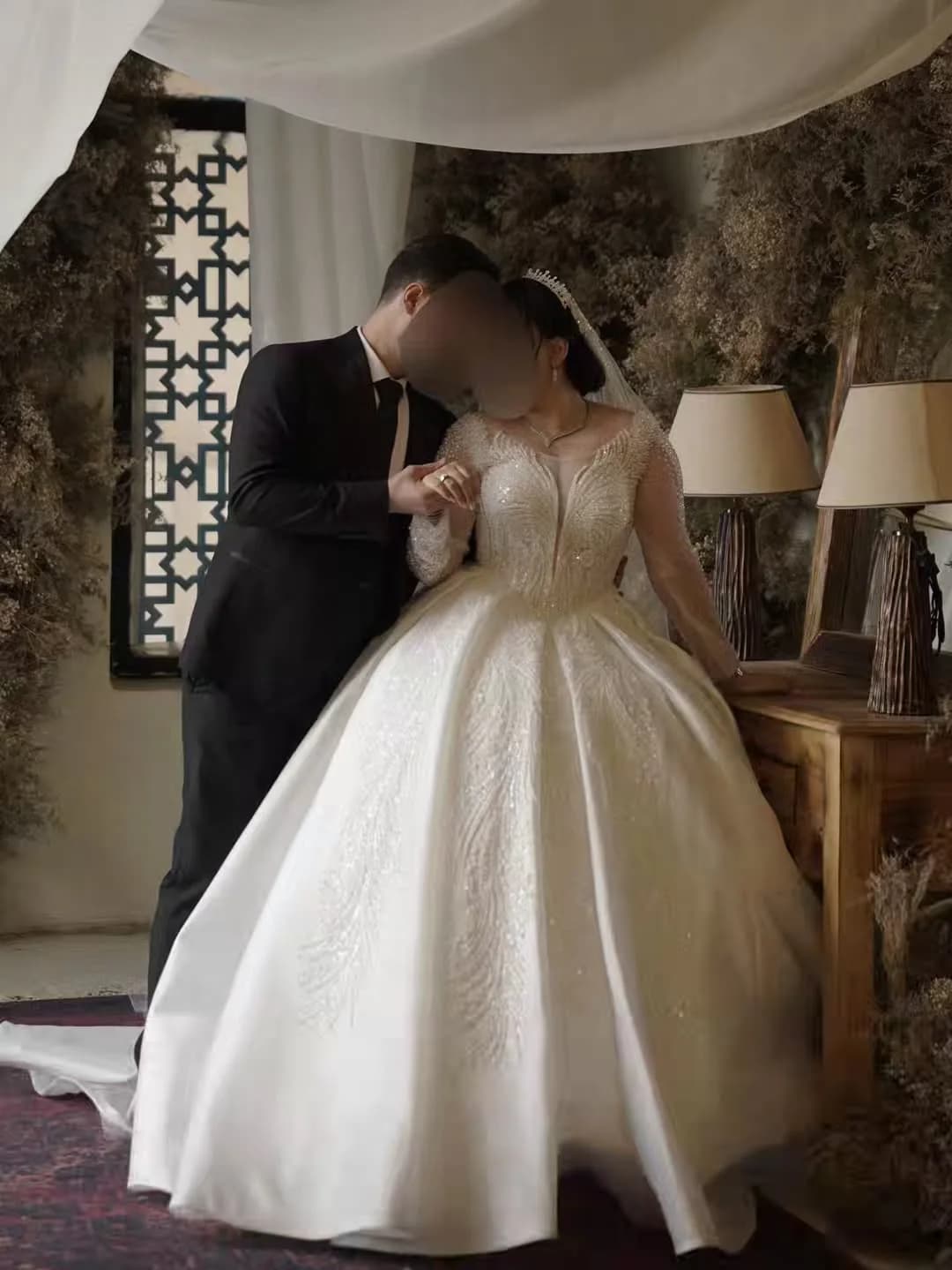 لباس عروس سنگ دوزی، رنگ سفید، جنس ساتن و تور، طرح گلدار، بلند، آستینبلند، یقه باز، جذب