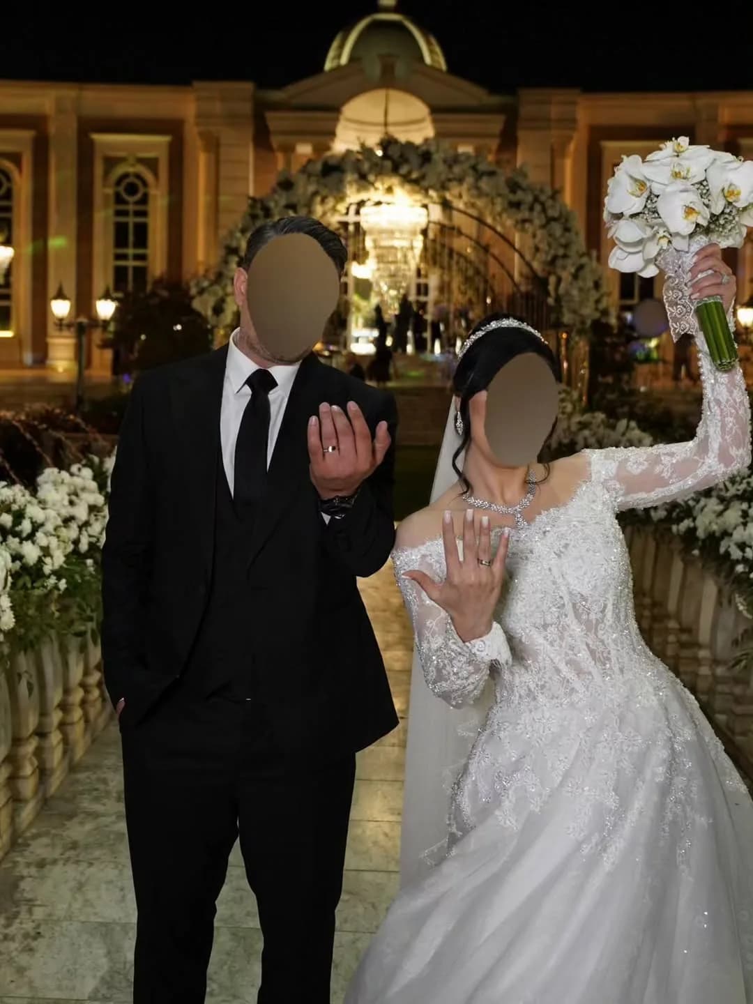 لباس عروس دانتل کریستالدوزی، رنگ سفید، طرح گلدوزی، بلند، دکلته، آستین بلند، پفدار