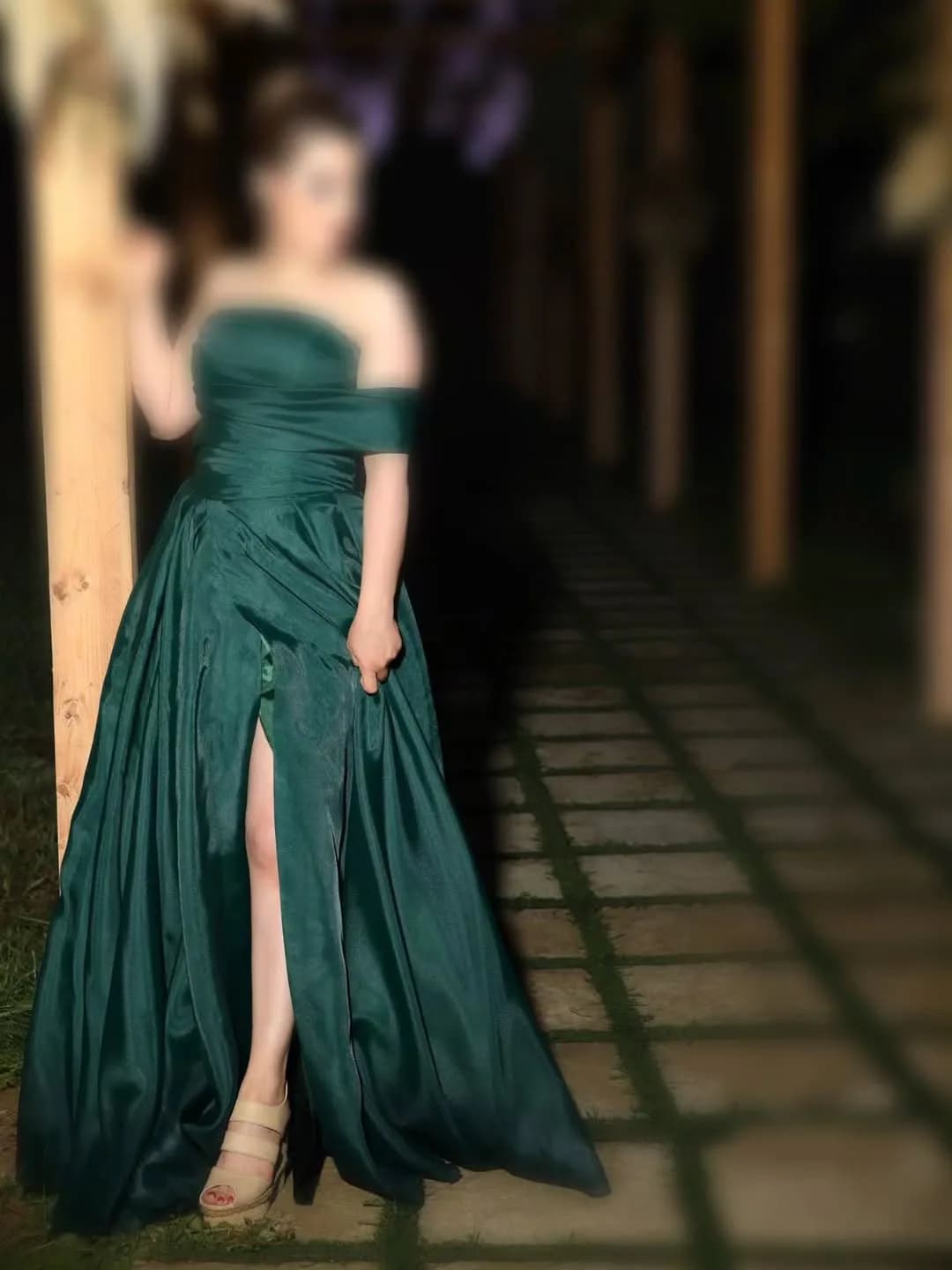 لباس شب ساتن، رنگ سبز تیره، بلند، دکلته، چاکدار