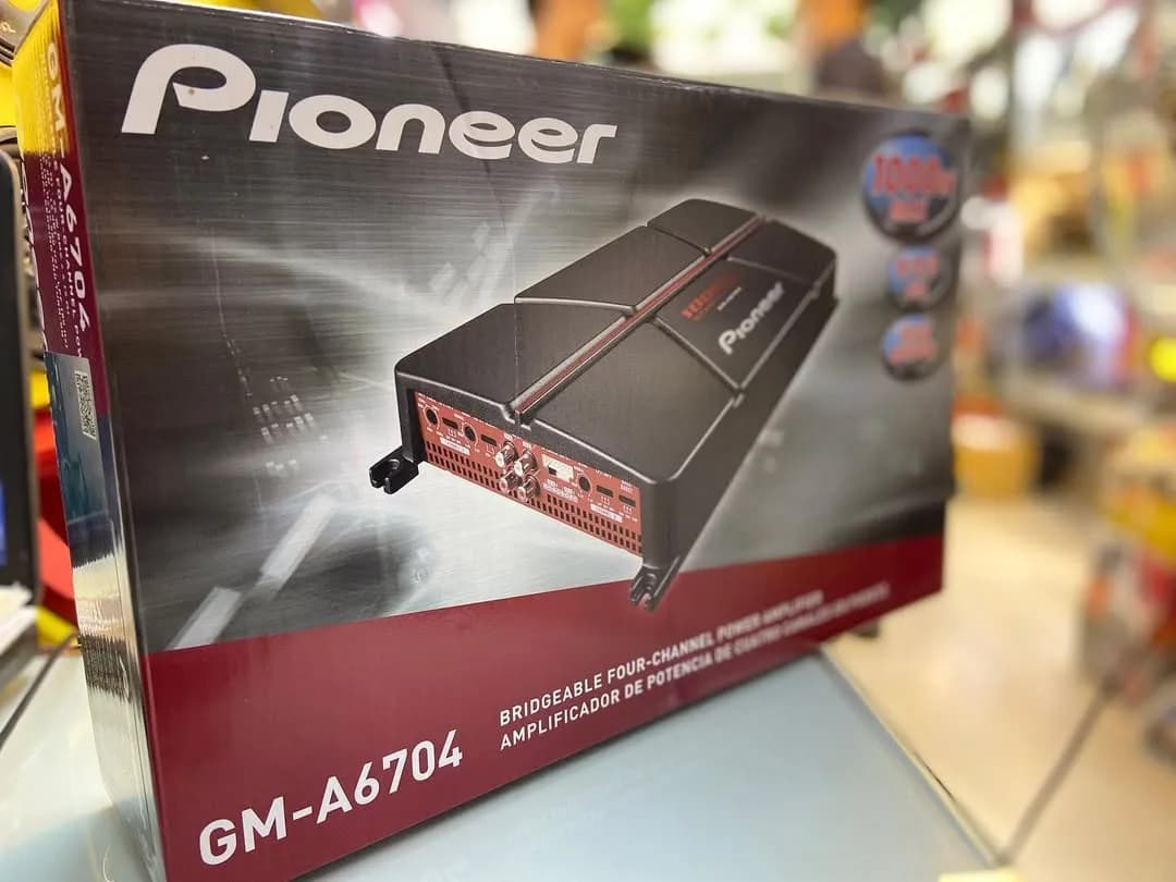 آمپلی فایر پایونیر GM-A6704، رنگ مشکی و قرمز، مستطیلی