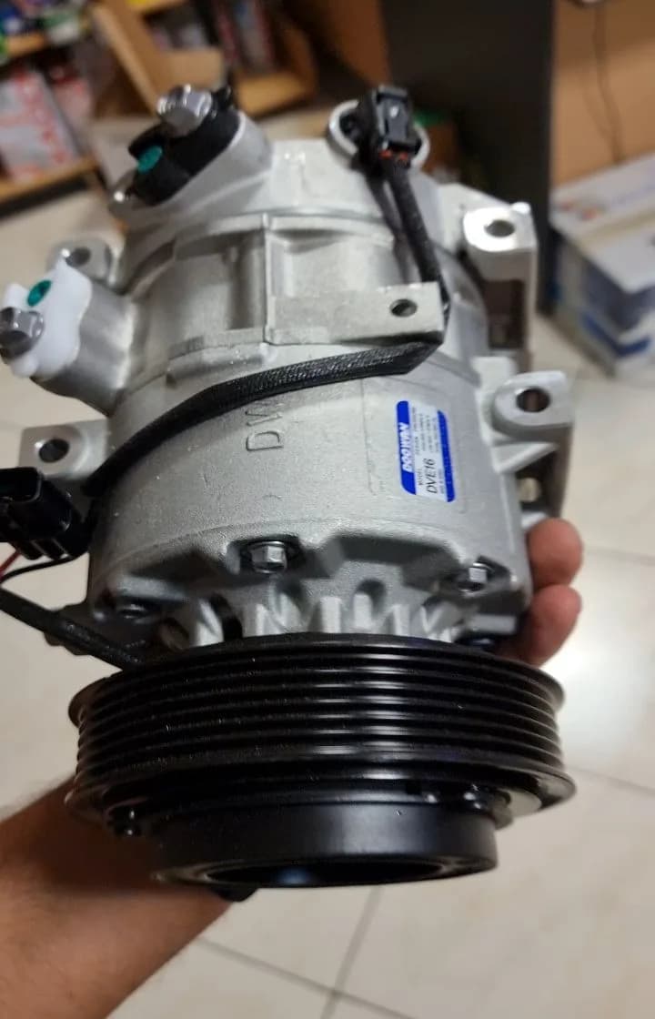 کمپرسور کولر خودرو، رنگ نقرهای و مشکی، جنس فلز و پلاستیک، قطعه مکانیکی خودرو