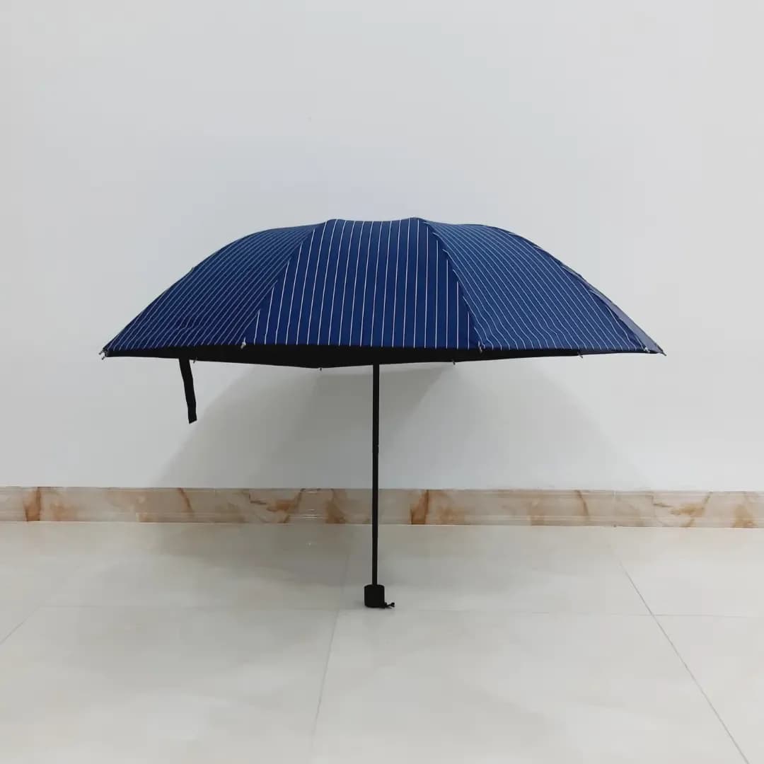 چتر ۱۰ فنر برزنت نانو طوفان، رنگ آبی تیره، جنس پارچه، طرح راهراه، تاشو دستی