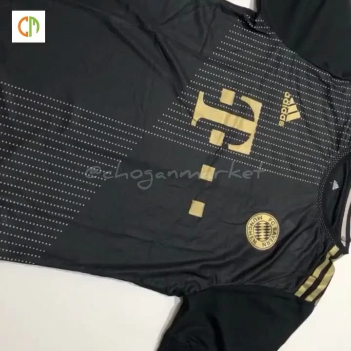 تیشرت تک پلیری بایرن مونیخ، رنگ مشکی و طلایی، آستین کوتاه، یقه گرد