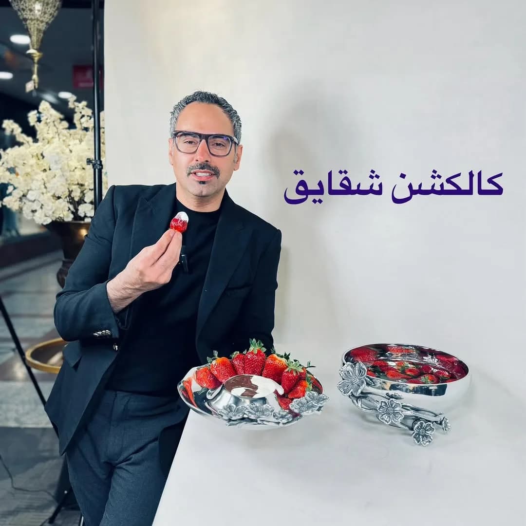 ظرف پذیرایی، رنگ قرمز و نقرهای، جنس فلز و سرامیک، طرح گلبرگ، پایهدار