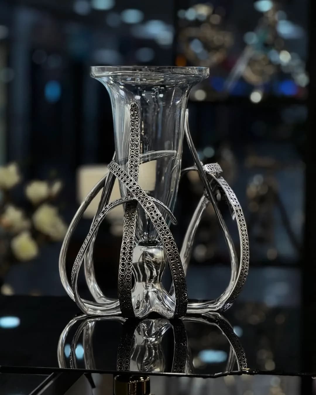گلدان هشت پا بزرگ، رنگ نقرهای و شفاف، جنس شیشه و فلز، رومیزی پایهدار