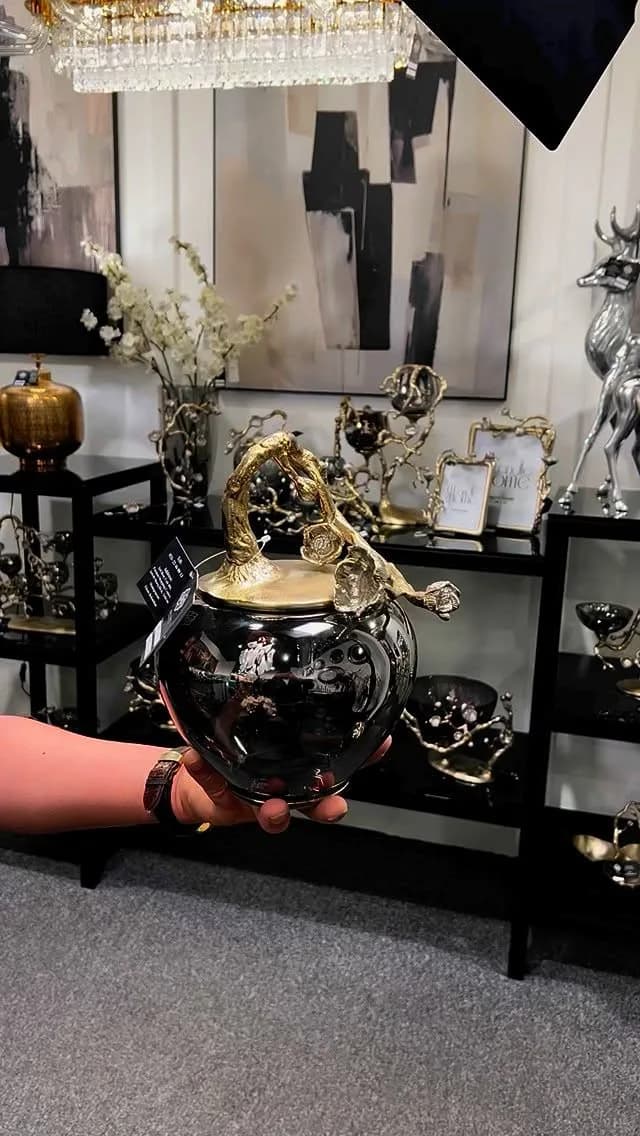 ظرف پذیرایی دکوراتیو، رنگ مشکی و طلایی، جنس شیشه و فلز، گرد، دربدار