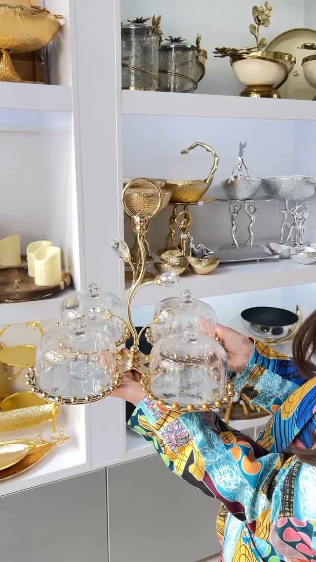 ظرف سرو فلز و کریستال، رنگ طلایی و شفاف، جنس شیشه، استند چندطبقه با گنبد شیشهای