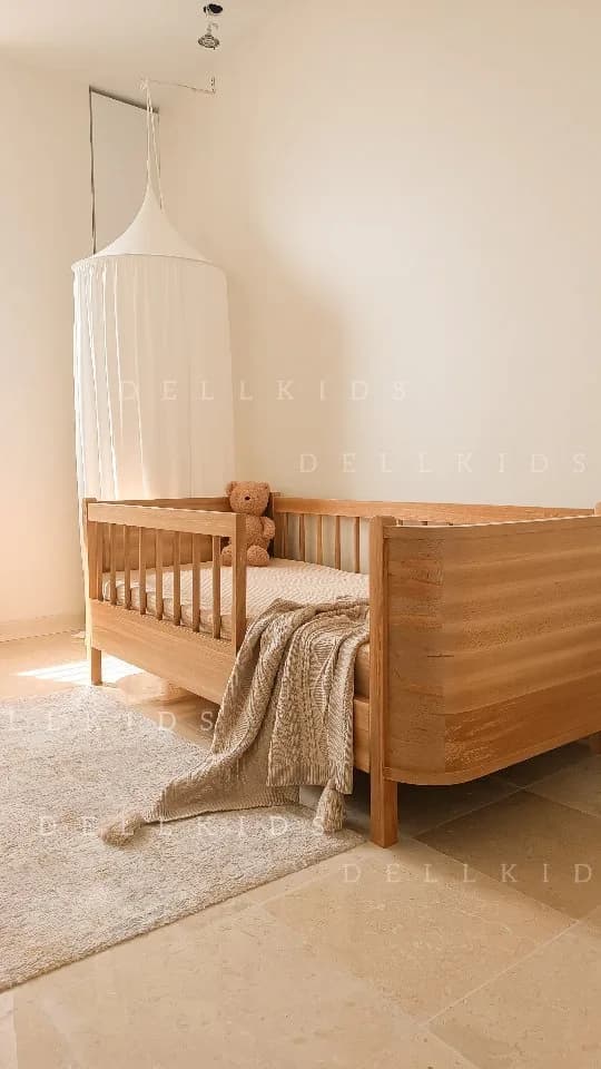 تخت کودک دو حالته، رنگ قهوهای و سفید، جنس چوب و پارچه، طرح بافتنی، تخت نوزاد چوبی
