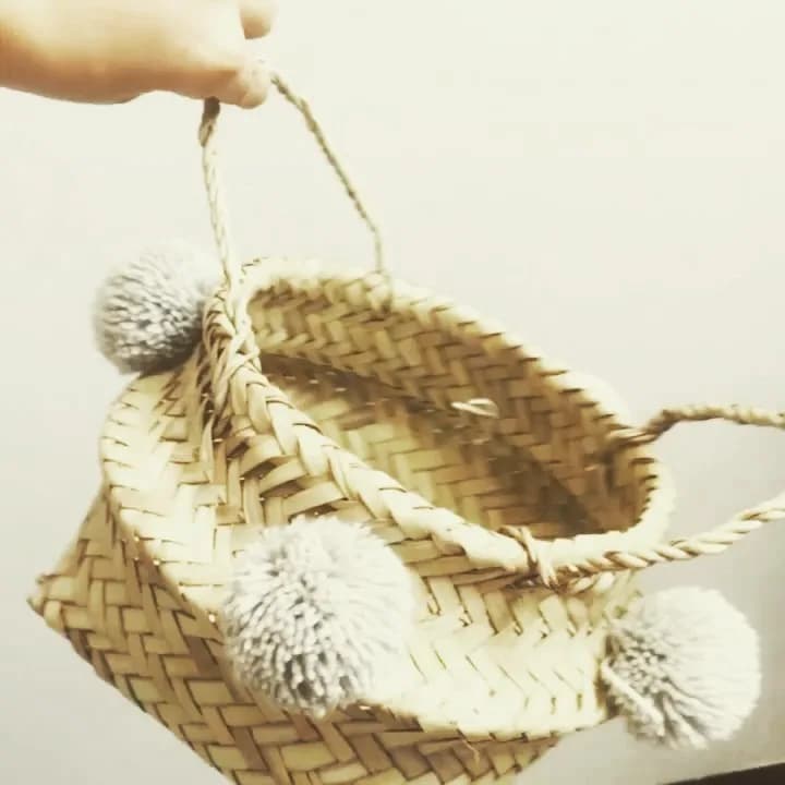 سبد حصیری طرح ایکیا پوم دار، رنگ بژ و خاکستری، جنس پشمی، دستهدار حصیربافی