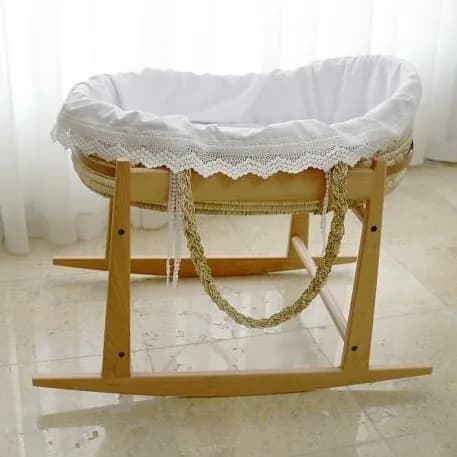 گهواره با سبد حصیری، رنگ کرم و سفید، جنس چوب، پایهدار چوبی