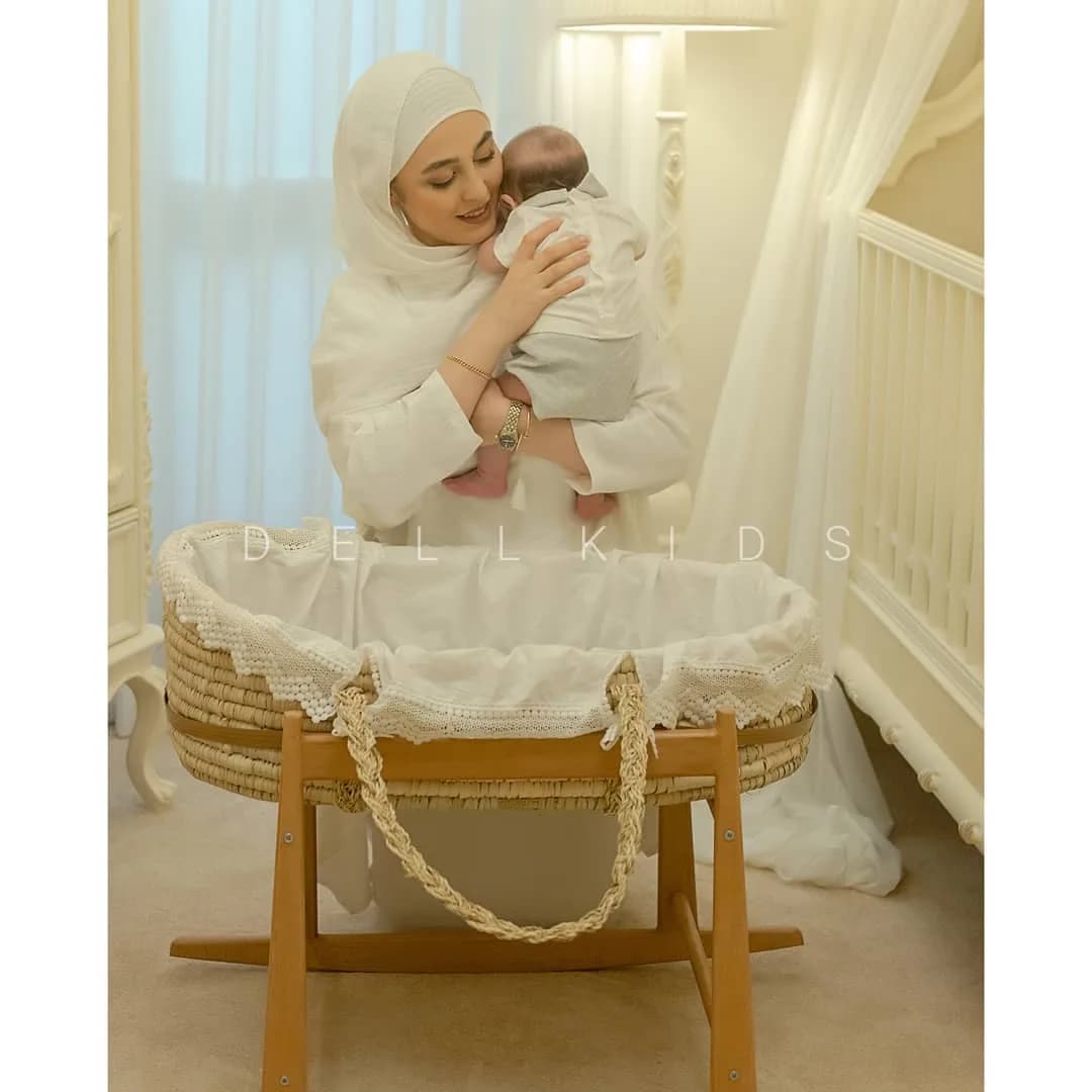 سبد گهواره نخل خرما، رنگ کرم و سفید، جنس حصیری و پارچه، بیضی با دسته