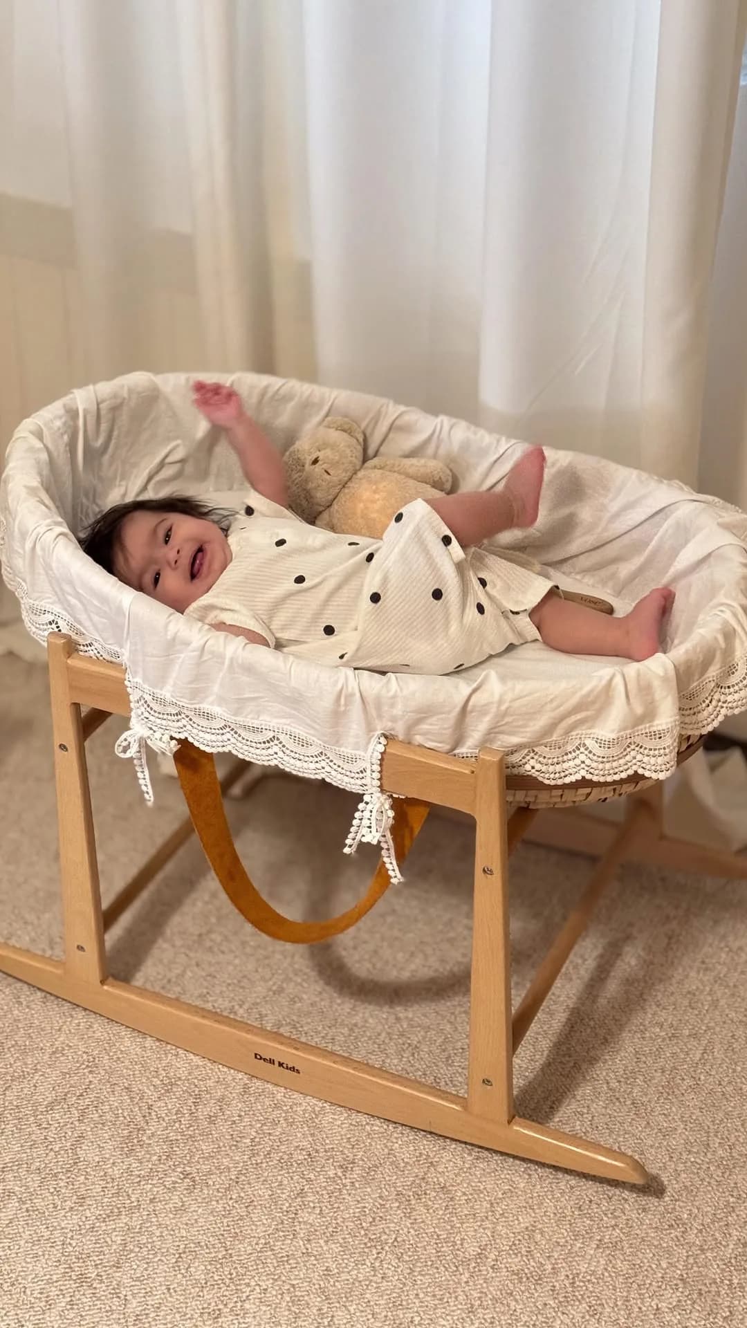 گهواره حصیری چوبی نوزاد، رنگ سفید و کرم، جنس پارچه، گهواره تختی با پایه چوبی