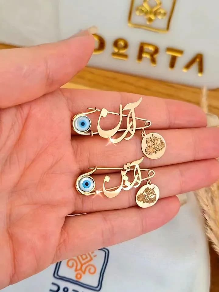 سنجاق سینه طرح قلب دورتا، رنگ طلایی و آبی، جنس طلا، مدل سنجاق با آویز