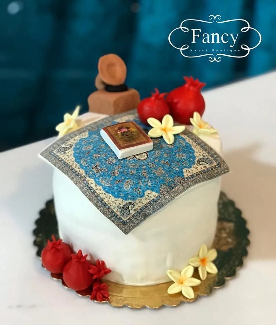 کیک تولد، رنگ سفید، آبی و قرمز، استوانهای، تم یلدا