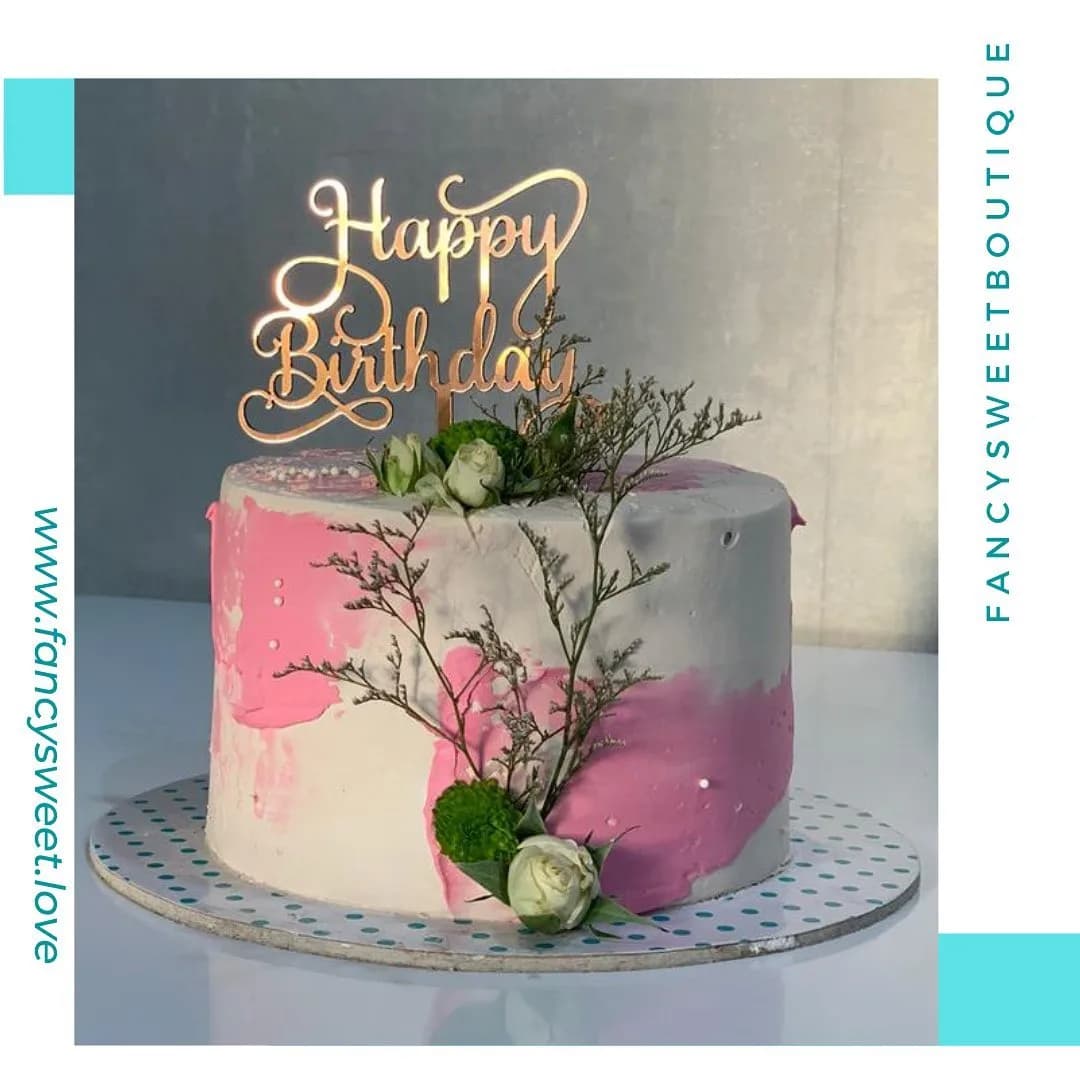 کیک تولد صورتی، رنگ سفید و طلایی، کیک خامه ای با تاپر Happy Birthday